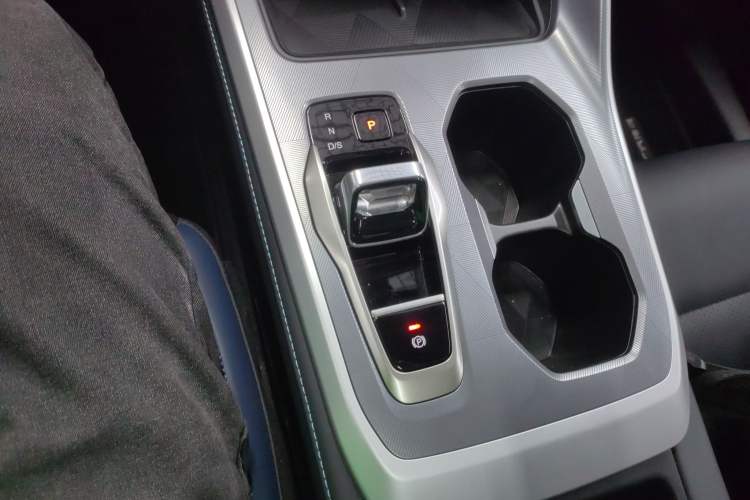 Used GAC Trumpchi GS3 2025 Shadow Speed 270T Enjoyment Edition Soaring to New Heights Gear Lever