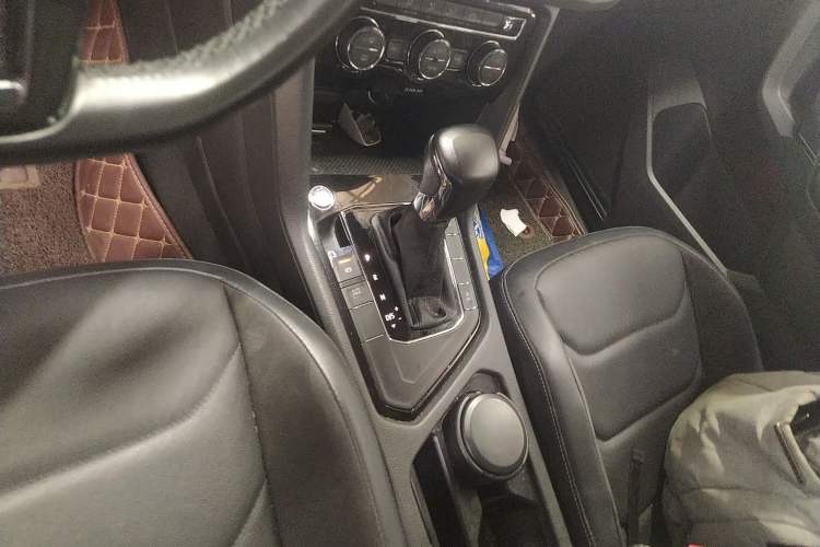 Used Volkswagen Tiguan L 2017 330TSI Automatic Two-Wheel Drive Comfort Edition Gear Lever