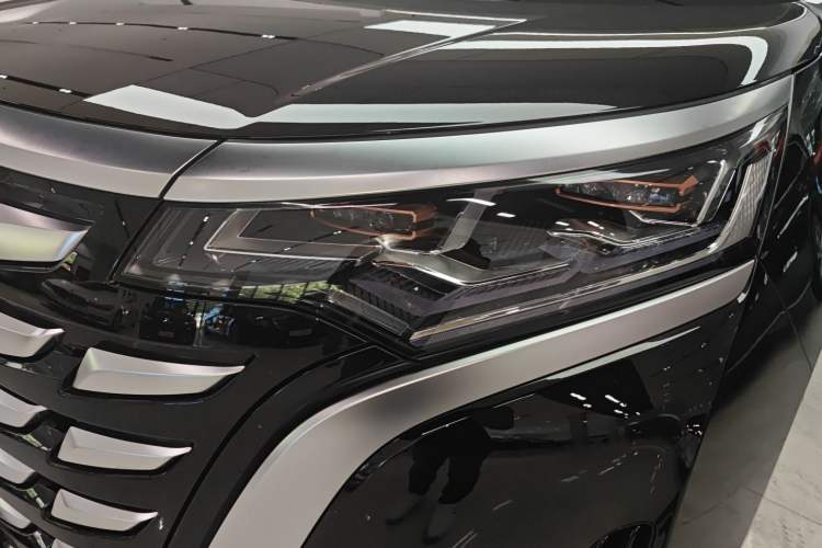 Used Denza D9 2024 DM-i 1050 Luxury Model
