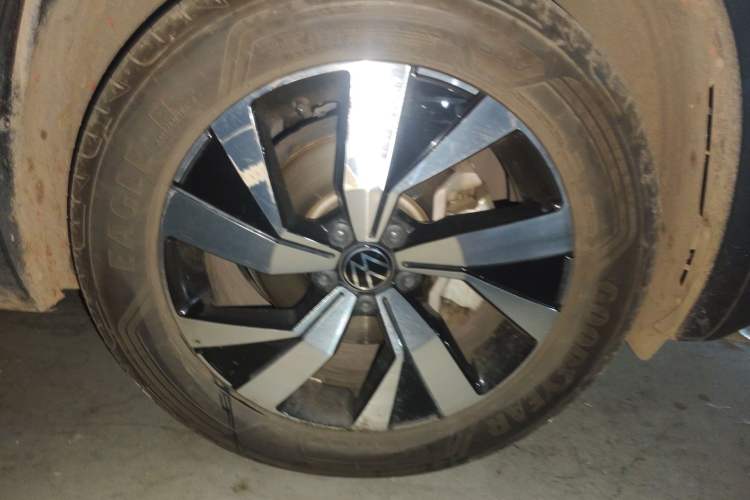 Used Volkswagen Tayron 2021 330TSI Two-Wheel-Drive 3rd Anniversary Limited Edition Right Front Wheel Hub