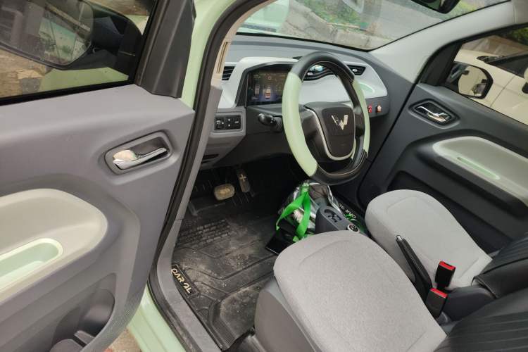 Used Wuling Hongguang MINIEV 2022 Macaron Premium Model – Lithium Iron Phosphate Driver Seat