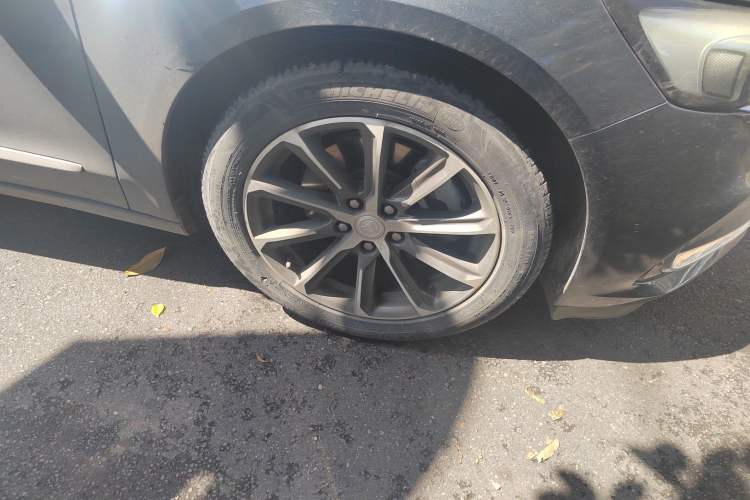 Used Buick LaCrosse 2019 28T Luxury Version Right Front Wheel Hub