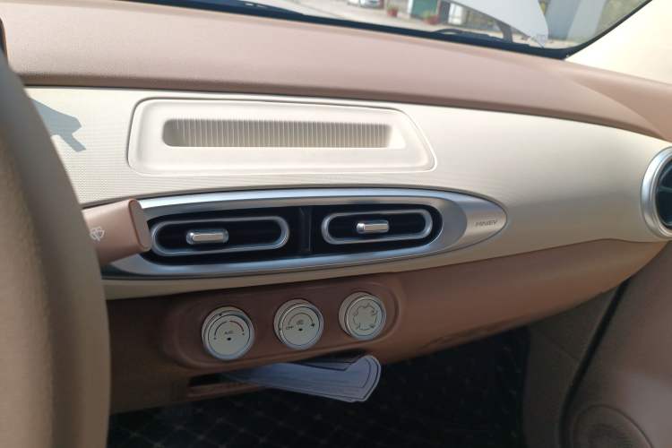 Used Wuling Hongguang MINIEV 2025 Four-Door Version Advanced Edition Audio And AC Panel