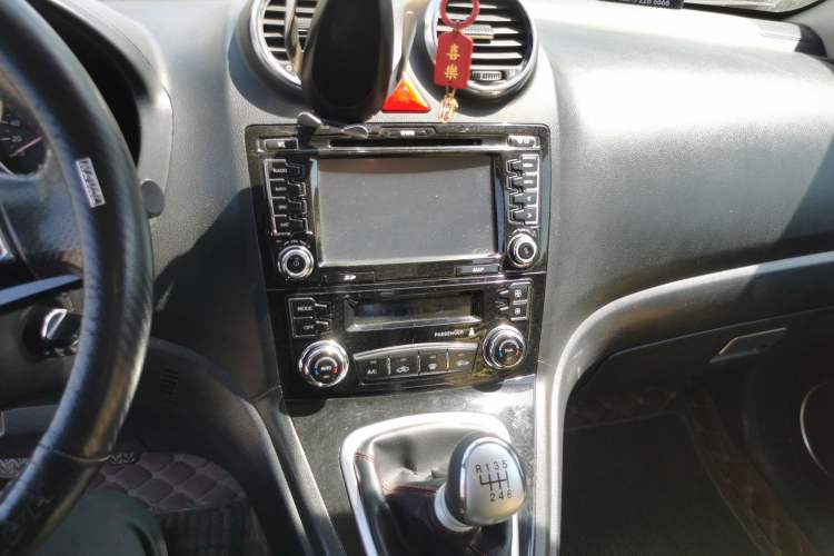 Used Haval H6 2013 Upgraded Model 1.5T Manual Two-Wheel Drive Elite Version Audio And AC Panel