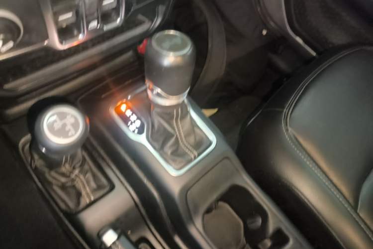 Used Jeep Wrangler 2019 2.0T Sahara Four-Door Version China VI Emission Standard
