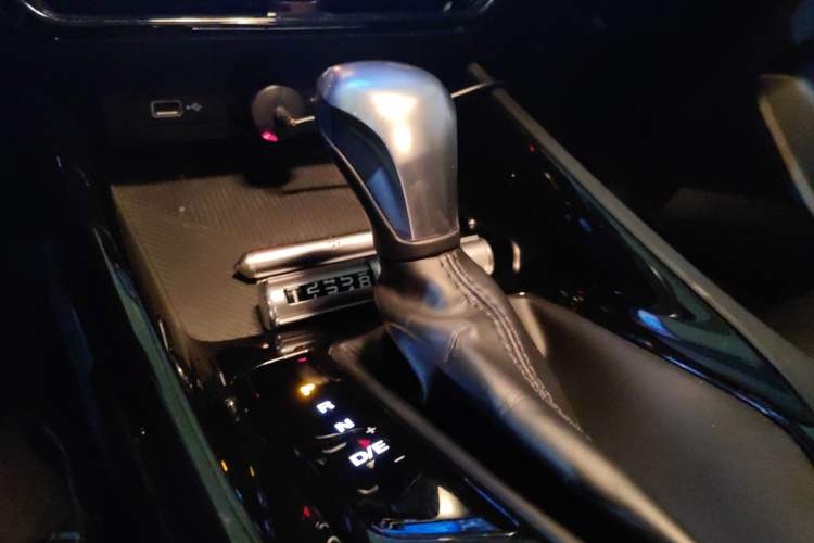 Used Roewe i5 2020 1.5L Automatic 4G Connect Luxury Flagship Edition Gear Lever