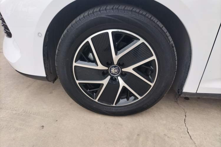 Used BYD Qin L 2025 DM-i Smart Drive 120KM Superior Model Left Front Wheel Hub