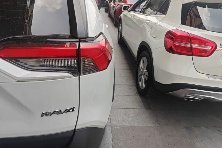 Used Toyota RAV4 2023 2.0L CVT Two-Wheel Drive 20th Anniversary Platinum Edition
