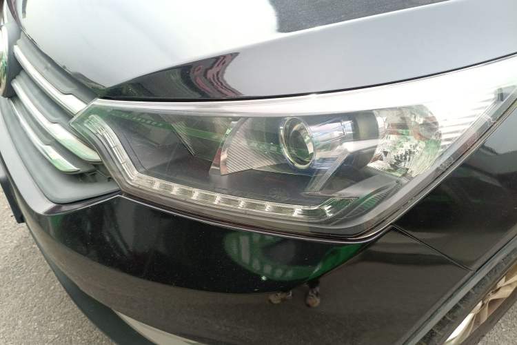 Used Dongfeng Aeolus AX7 2015 2.0L Manual Zhiyi Trim
