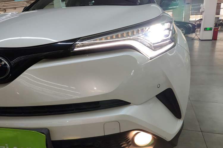Used Toyota C-HR 2018 2.0L Luxury Sunroof Version China V Emission Standard