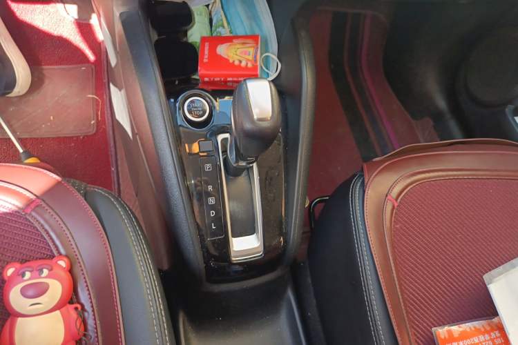 Used Nissan Kicks 2019 1.5L CVT Smart Connect Luxury Edition Gear Lever