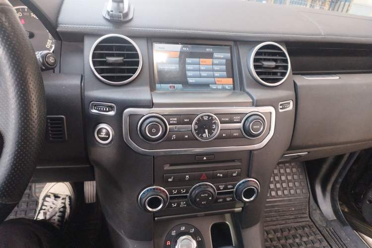 Used Land Rover Discovery 2011 3.0 SDV6 HSE Diesel Version Audio And AC Panel