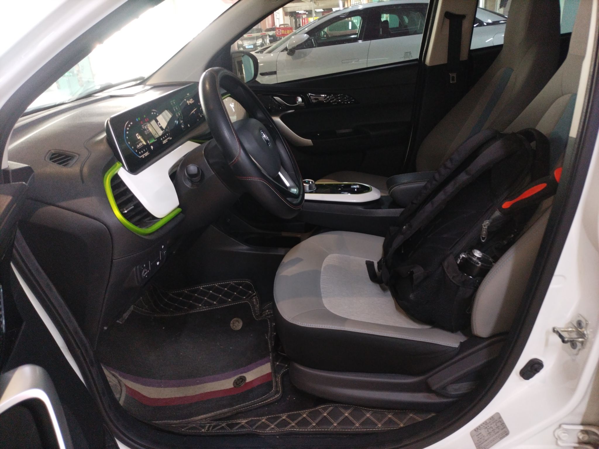 Переднее сиденье в автомобиле