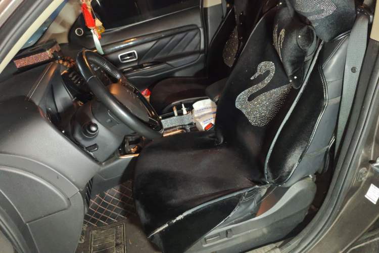 Used Mitsubishi Outlander 2019 2.0L Two-Wheel Drive Comfort Edition 7 Seats China V Emission Standard