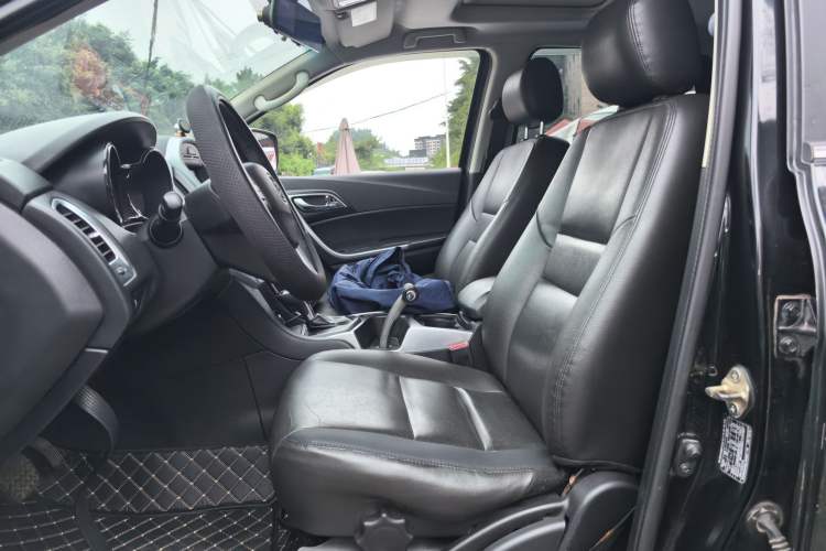 Used JMC Yusheng S350 2014 2.4T Automatic 2WD Diesel Luxury Version with Sunroof 7 Seats Left Front Seat