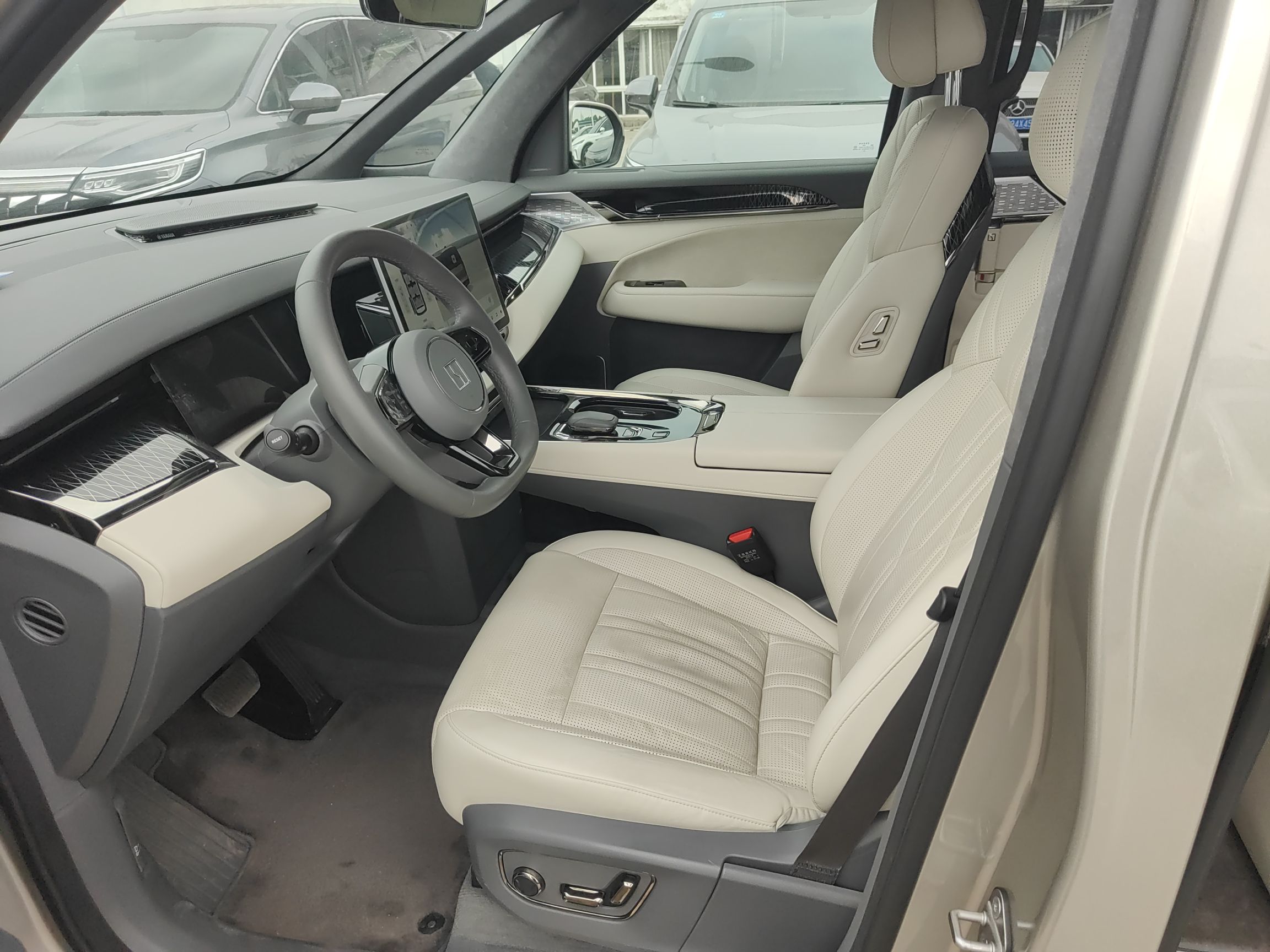 المقاعد الأمامية داخل السيارة