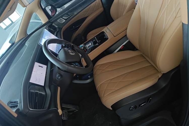 Used Denza D9 2025 DM-i Intelligent Drive 1020 Four-Wheel Drive Prestige Model
