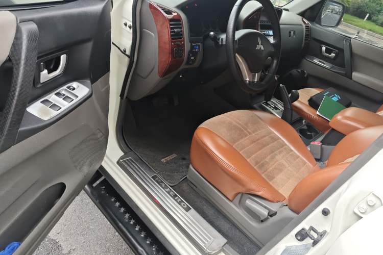 Used Mitsubishi Pajero 2011 V73 3.0L AT GLX
