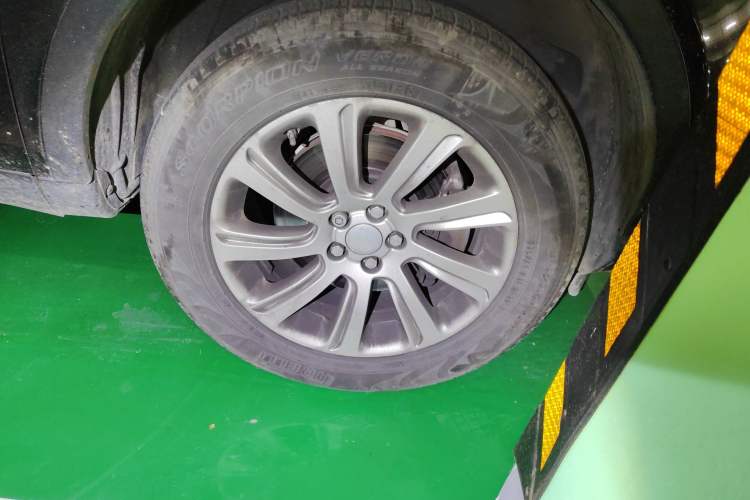 Used Land Rover Discovery Sport 2017 2.0T SE Right Front Wheel Hub