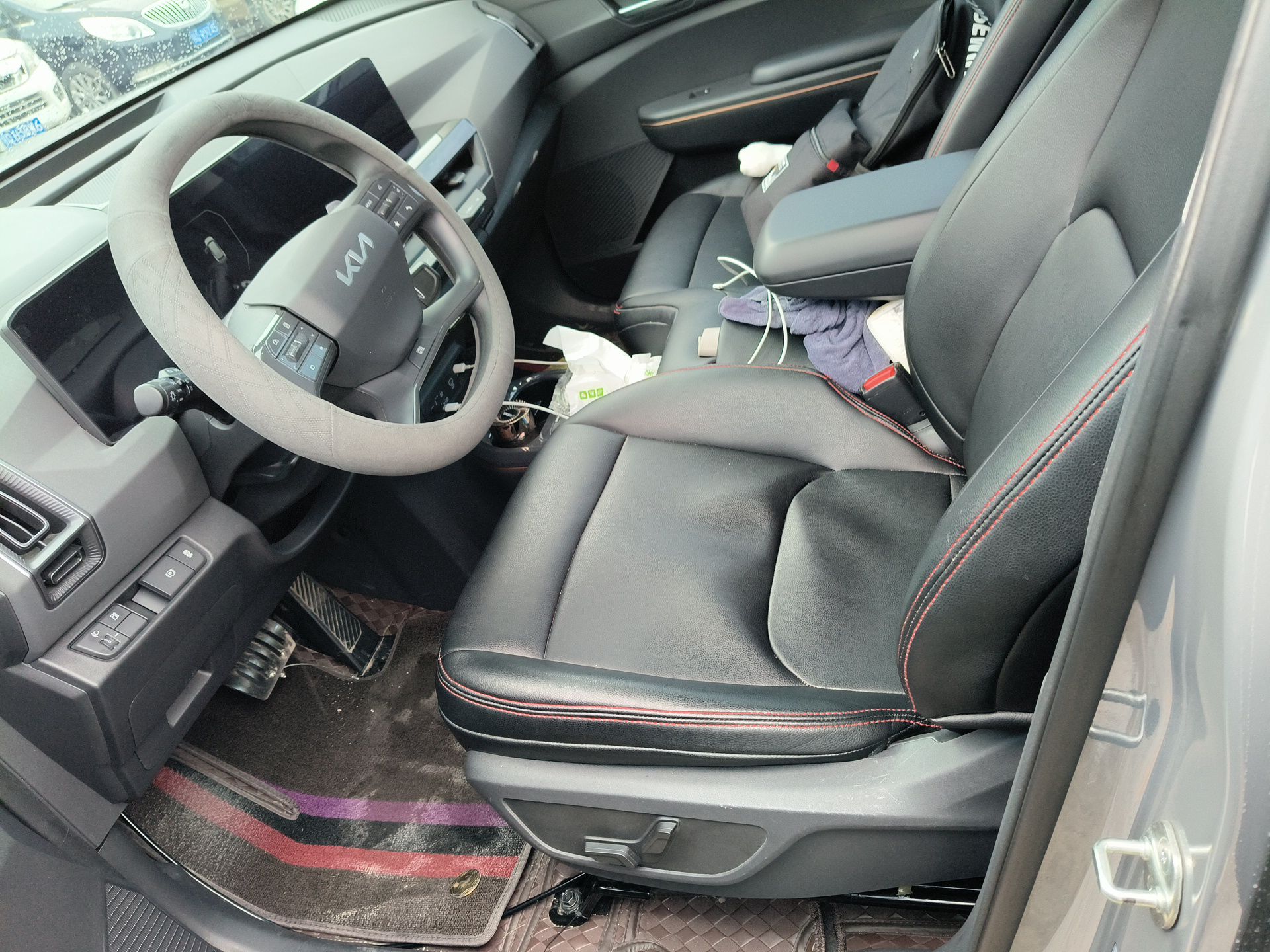 المقاعد الأمامية داخل السيارة