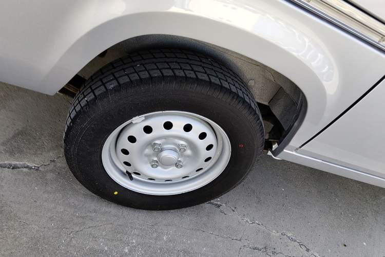 Used Wuling Zhiguang 2023 1.5L Practical Version 5/7 Seats Right Rear Wheel Hub