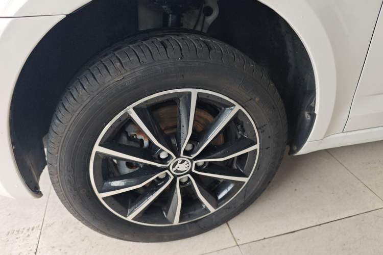 Used Skoda Octavia 2017 1.6L Automatic Smart Drive Edition Left Front Wheel Hub