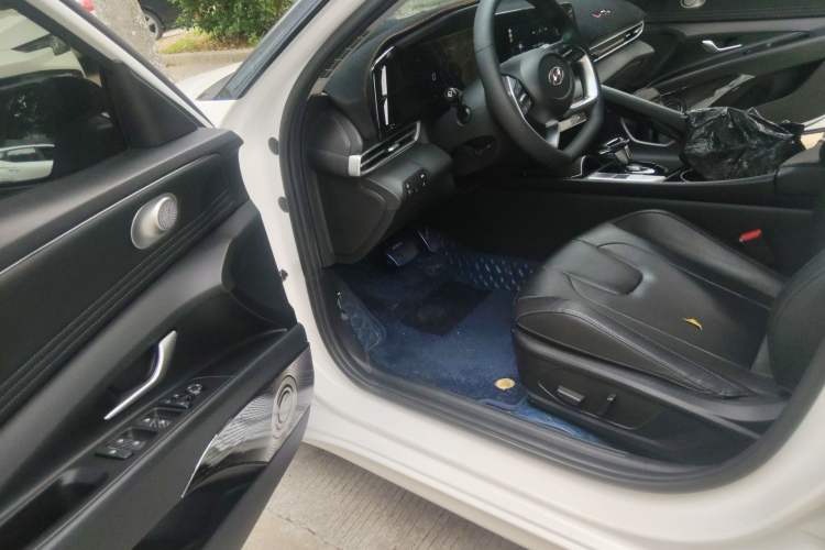 Used Hyundai Elantra 2022 1.5L CVT LUX Prestige Edition Driver Seat