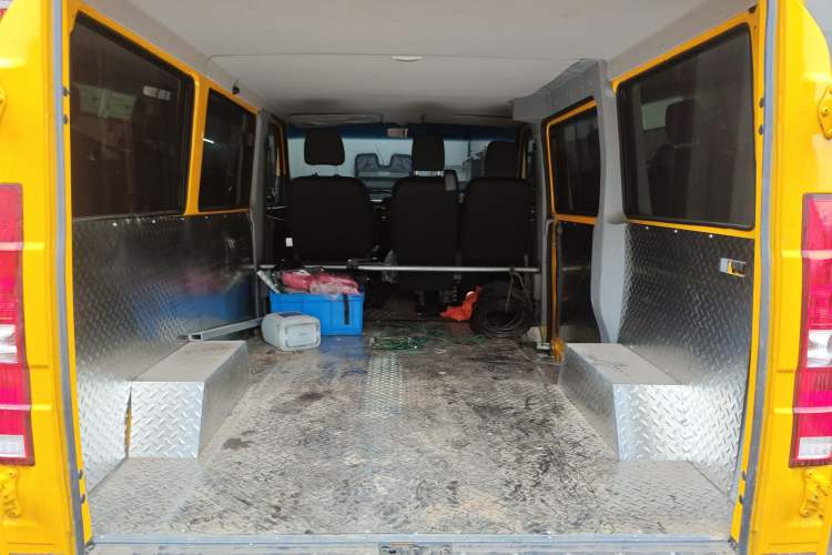 Used Iveco Daily 2023 2.5T A35M1 Multi-Purpose Passenger Vehicle Short Wheelbase Low Roof Single-Tire Side-Sliding Door Automatic Transmission
