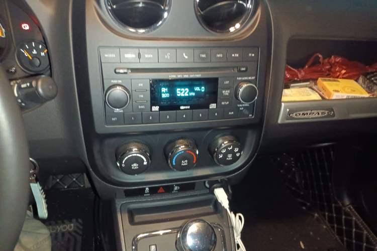 Used Jeep Compass 2011 2.4L four-wheel drive Comfort version Audio And AC Panel