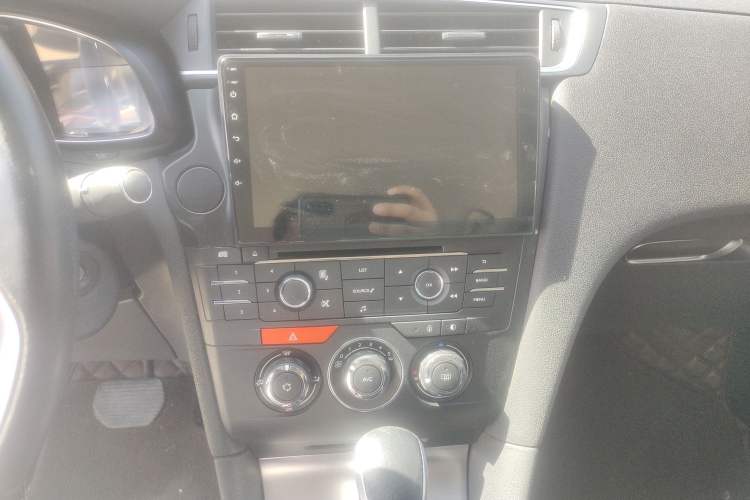 Used DS 5LS 2014 1.8L automatic Comfort version VTi140 Audio And AC Panel