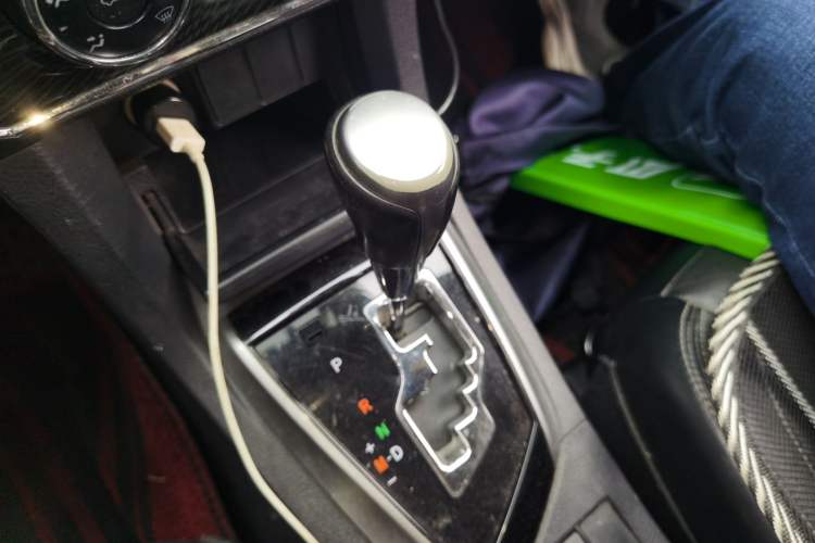 Used Toyota Corolla 2014 1.6L CVT GL-i Leather Edition Gear Lever