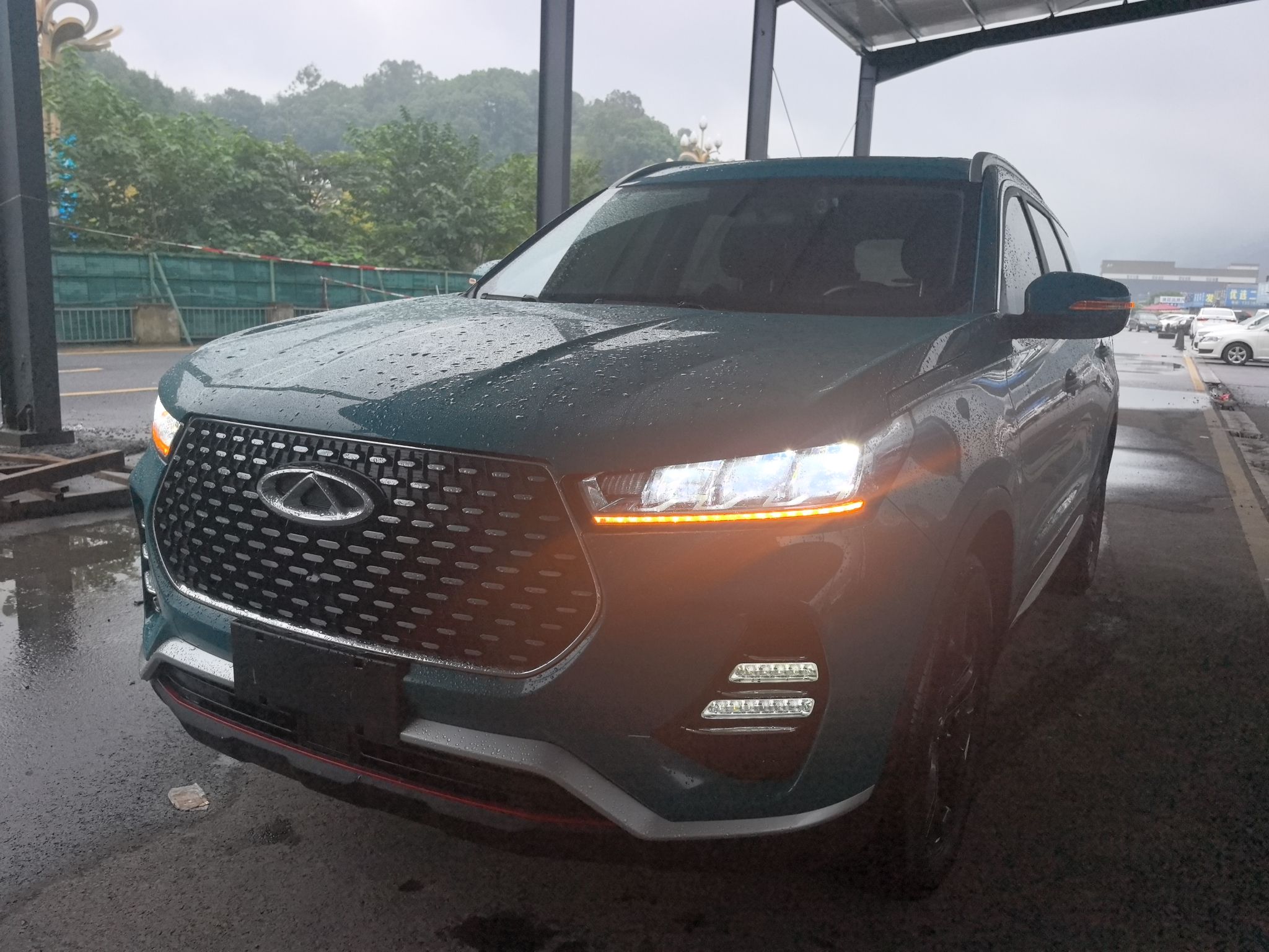 تحت مقدمة السيارة