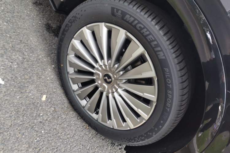 Used ONVO Luxeed L90 2025 Model—Max Six-Seater Version
