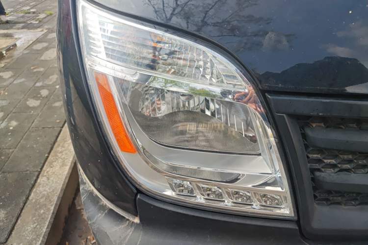 Used SAIC MAXUS Xintu V80 2019 2.5T Classic Model 6-Speed Manual Aotong Long Wheelbase Mid-Height 7-Seater