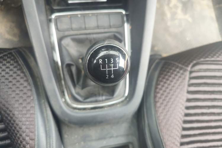 Used Volkswagen Sagitar 2015 1.6L Manual Comfort Model Gear Lever