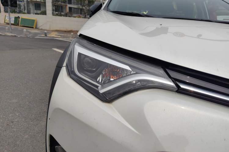 Used Toyota RAV4 2019 2.0L CVT Two-Wheel Drive Fashion X Limited Edition China VI Standard Right Front Headlight