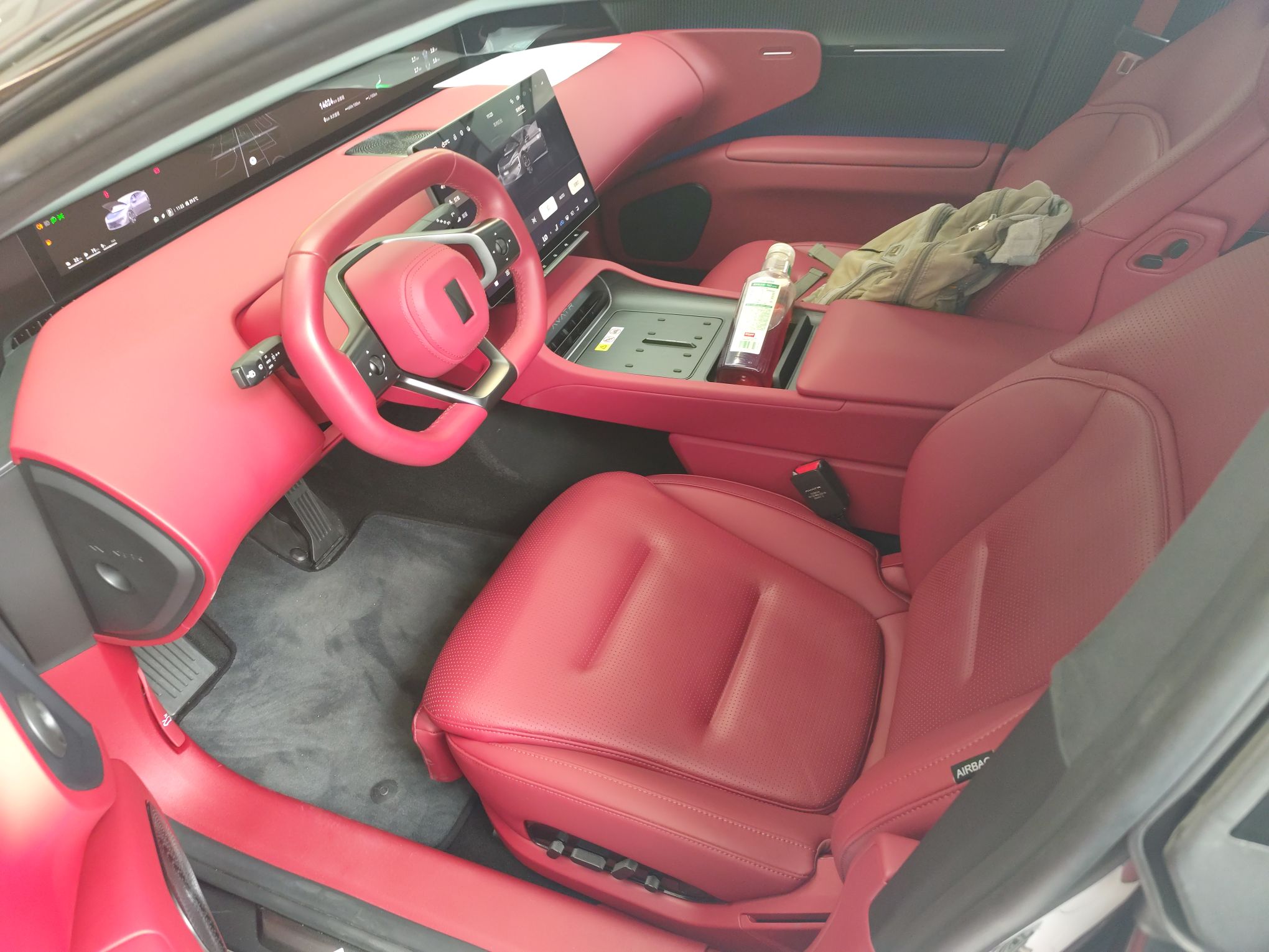 المقاعد الأمامية داخل السيارة