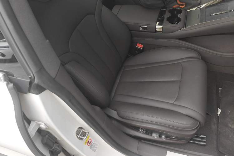 Used Denza Z9 2024 1100 km All-Wheel-Drive Ultra Version Right Front Seat