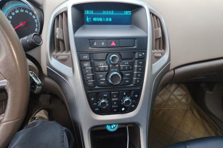 Used Buick GT 2010 GT 1.6L Manual Entry-Level Model Audio And AC Panel