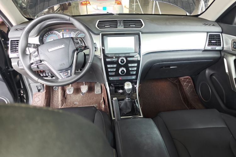 Used Haval H2 2016 Red Label 1.5T Manual Two-Wheel Drive Elite Model Center Console