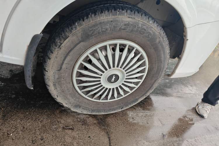 Used JMC Fushun 2022 2.0T Manual Multi-Function Passenger Vehicle Short Wheelbase Low Roof 6-Seater Right Front Wheel Hub