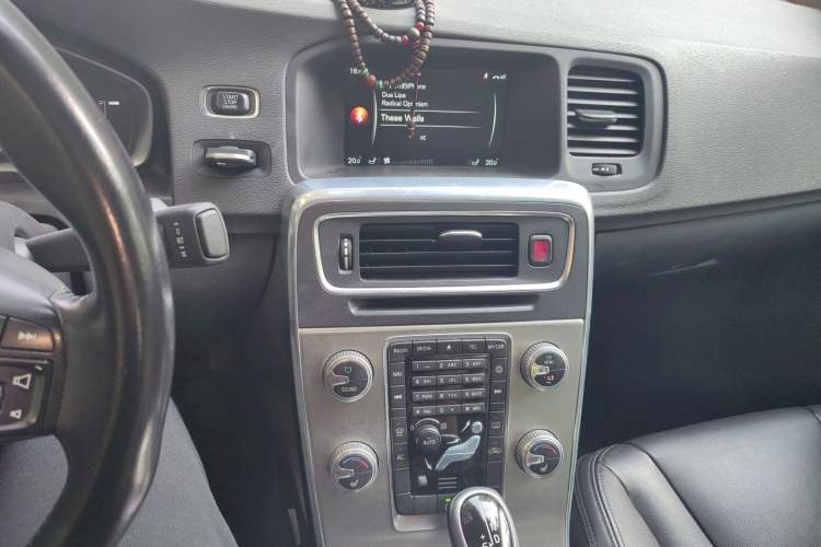 Used Volvo S60 2015 S60L 2.0T Zhiyuan Edition
