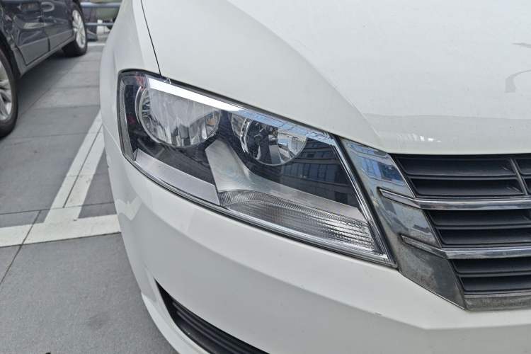 Used Volkswagen Gran Lavida 2013 1.6L Manual Fashion Model Right Front Headlight