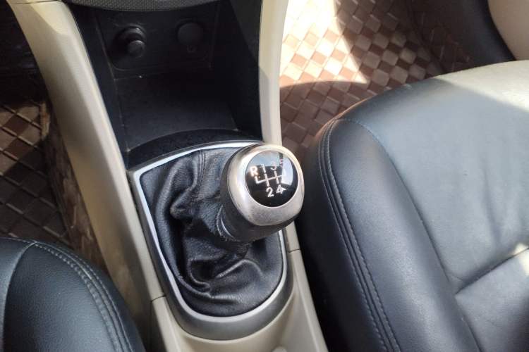 Used Hyundai Verna (older generation) 2014 1.4L Manual Smart GLS Trim Gear Lever
