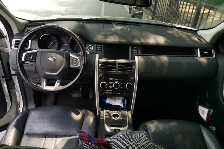 Used Land Rover Discovery Sport 2018 240 PS SE Version Center Console