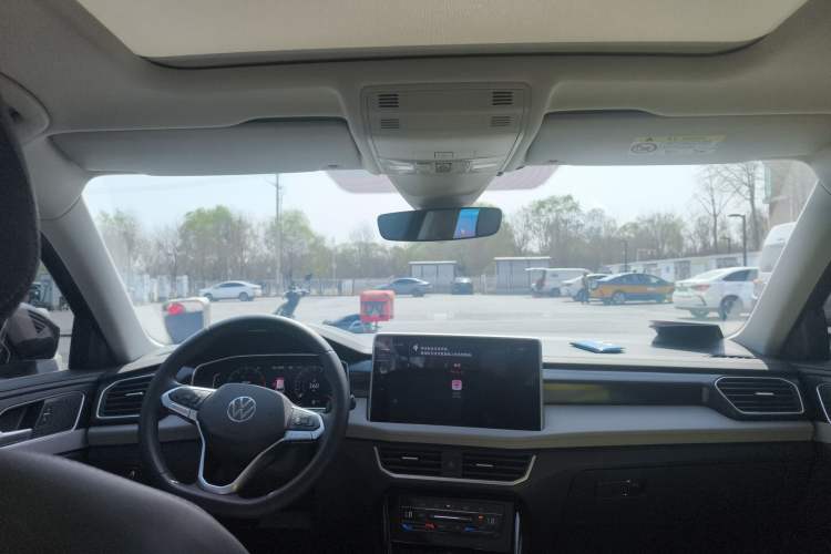 Used Volkswagen Tayron 2024 330TSI Two-Wheel Drive Luxury Plus Advanced Version Headliner