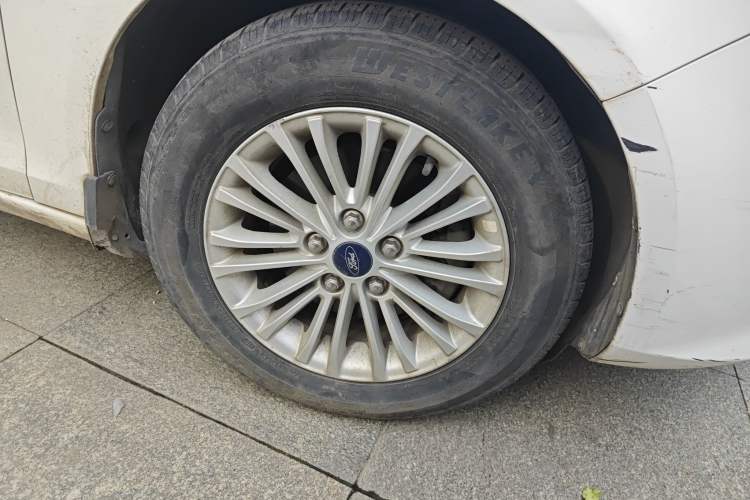 Used Ford Escort 2015 1.5L Manual Comfort Model Right Front Wheel Hub