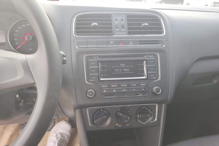 Used Volkswagen Polo 2014 1.4L Manual Comfort Edition Audio And AC Panel