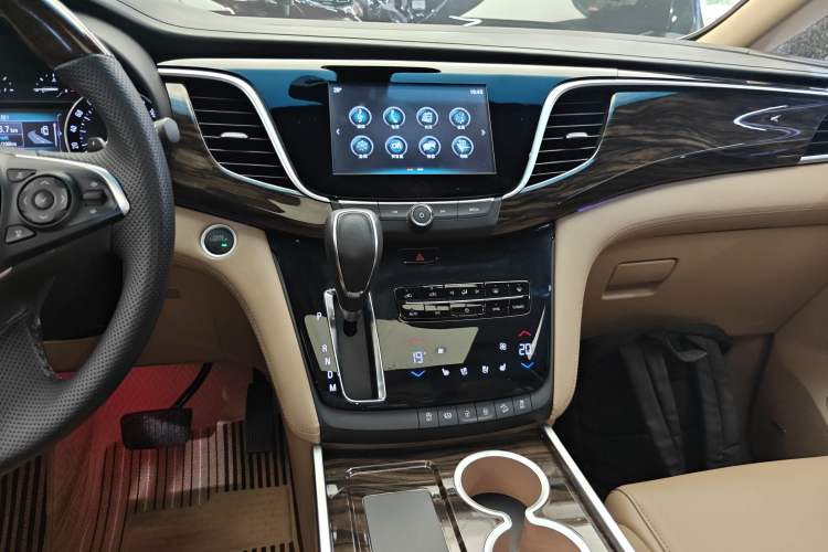 Used Buick GL8 2017 ES 28T Flagship Model China V Standard Audio And AC Panel