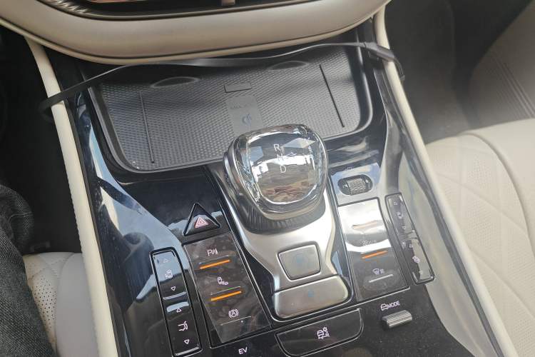 Used Denza D9 2024 DM-i 980 Four-Wheel Drive Prestige Model
